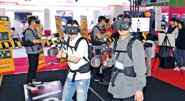 서울 마포구 상암동 누리꿈스퀘어에서 ‘VR로 체감하라! 4차 산업혁명’을 주제로 개막한 ‘코리아 VR 페스티벌’에서 참관객들이 VR체험을 하
고있다.
