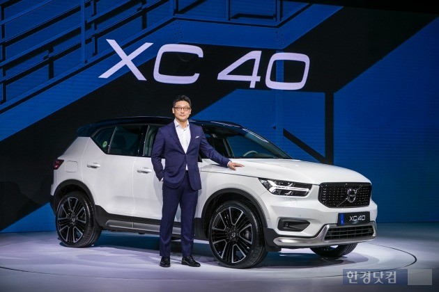 이윤모 볼보자동차코리아 사장이 XC40과 기념 촬영을 하고 있다. (사진=볼보자동차)