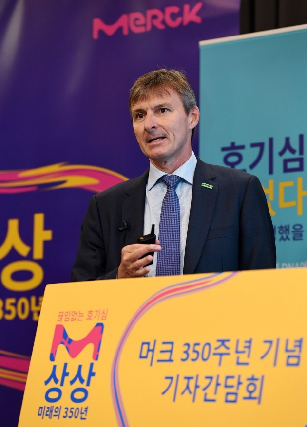 글렌 영 한국머크 신임대표가 26일 창립 350주년 간담회에서 머크의 과거, 현재, 미래를 소개하고 있다. 한국머크 제공