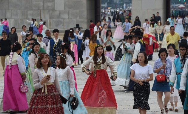 시민들과 외국인 관광객들이 한복을 입고 서울 경복궁을 관람하고 있다. 신경훈 기자 khshin@hankyung.com