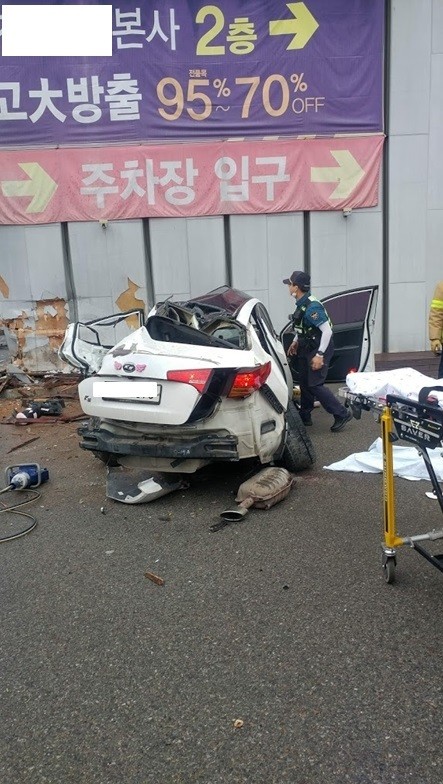 
이날 오전 경기도 안성시 공도읍에서는 교통사고가 발생해 차량 탑승자 5명중 4명이 숨지고 한명이 크게 다쳤다. [사진 경기도재난안전본부]