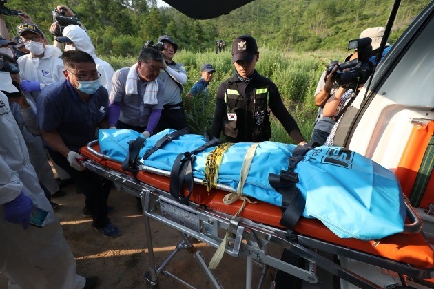 24일 전남 강진군 도암면 한 야산에서 경찰이 8일 전 실종된 여고생으로 추정되는 시신을 수습해 운구하고 있다. [사진=연합뉴스]