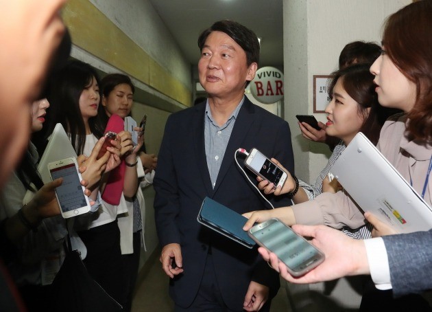 바른미래당 안철수 전 서울시장 후보가 27일 오후 서울 여의도 한 식당에서 열린 사무처 직원 오찬에 참석하며 기자들의 질문을 받고 있다. [사진=연합뉴스]