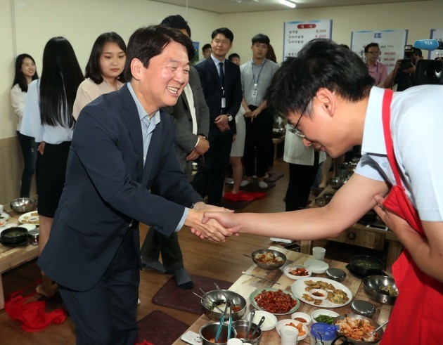 바른미래당 안철수 전 서울시장 후보가 27일 오후 서울 여의도 한 식당에서 열린 사무처 직원 오찬에서 참석한 직원들을 격려하고 있다. [사진=연합뉴스]