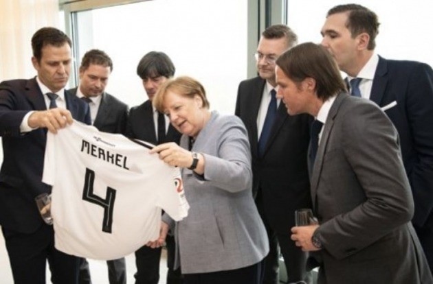 지난 4월 독일 대표팀 유니폼을 전달받는 메르켈 [EPA=연합뉴스 자료사진]