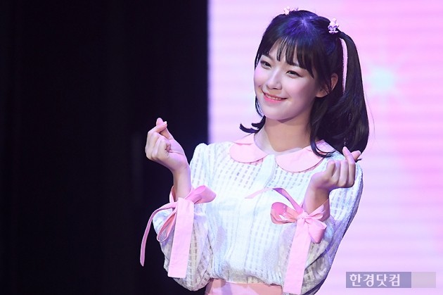 [포토] 프로미스나인 백지헌, '미소만 지어도 사랑스러워~'