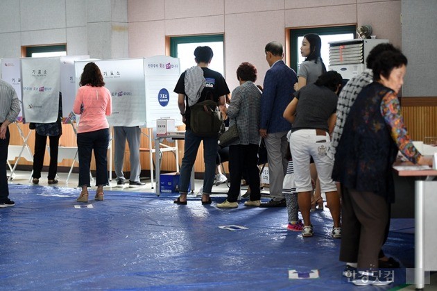 [포토] 줄지어 투표하는 시민들