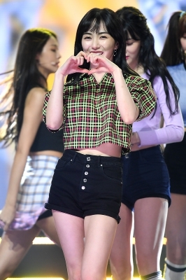  AOA 민아, '사랑스럽게 하트~'