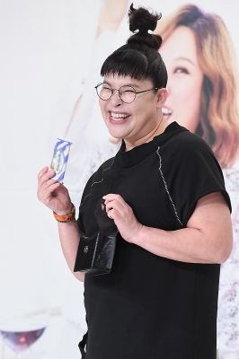  이영자, '가방 안에는 과자가 있지요~'