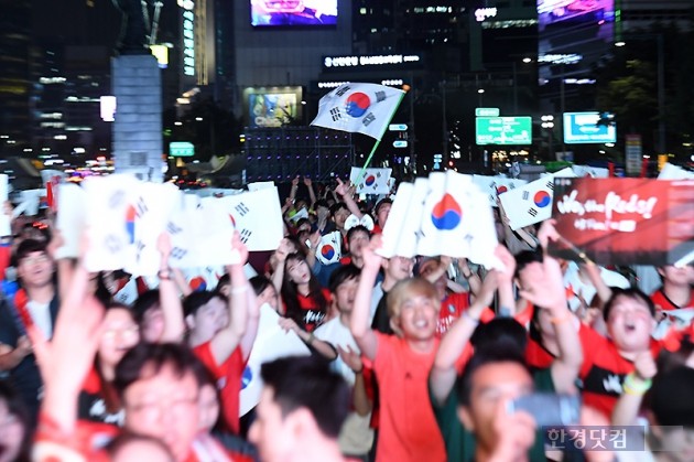 [포토] '광화문에 펼쳐진 태극기 물결'