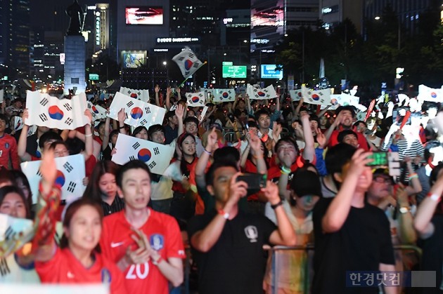 [포토] '태극전사의 승리 기원하는 시민들'