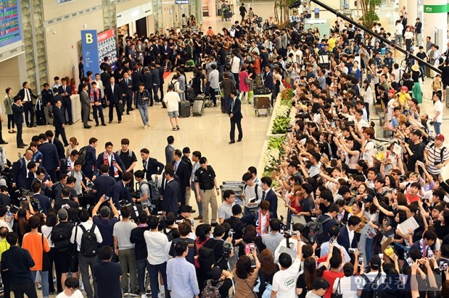 [포토] 축구 국가대표팀 귀국에 몰린 인파