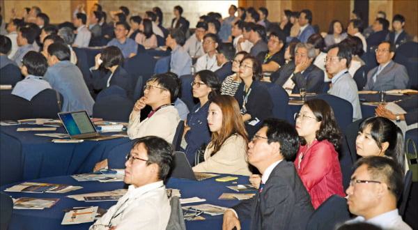 한국경제신문, 한양대 경영대학, 프리미엄패스인터내셔널이 공동으로 주최한 ‘4차 산업혁명 혁신포럼(HUBS FIT 포럼)’이 지난달 29일 서울 중구 소공동 롯데호텔에서 열렸다. 참석자들이 주제발표를 경청하고 있다. 