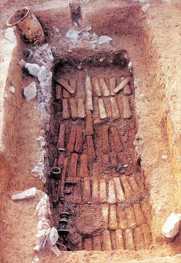 경주 사라리 유적의 목곽묘와 부장품. 