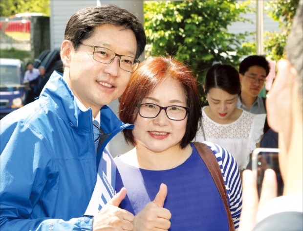 김경수 더불어민주당 경남지사 후보(왼쪽)가 6·13 지방선거 공식 선거운동 둘째 날인 1일 경남 산청 버스터미널에서 한 유권자와 엄지손가락을 들어보이며 사진을 찍고 있다. /연합뉴스 