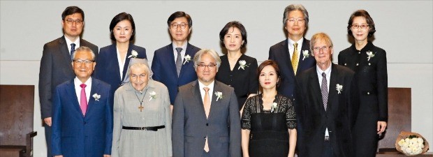 < 삼성 ‘호암상’ 주인공들 > 1일 서울 순화동 호암아트홀에서 열린 제28회 호암상 시상식에서 손병두 호암재단 이사장(앞줄 왼쪽 첫 번째)이 수상자 및 가족들과 함께 기념촬영하고 있다. 올해 수상자는 오희 미국 예일대 석좌교수(과학상·뒷줄 왼쪽 두 번째), 박남규 성균관대 교수(공학상·세 번째), 고규영 KAIST 특훈교수(의학상·다섯 번째), 강칼라 수녀(사회봉사상·앞줄 왼쪽 두 번째), 연광철 성악가(예술상·세 번째) 등 다섯 명이다.  /신경훈 기자 khshin@hankyung.com