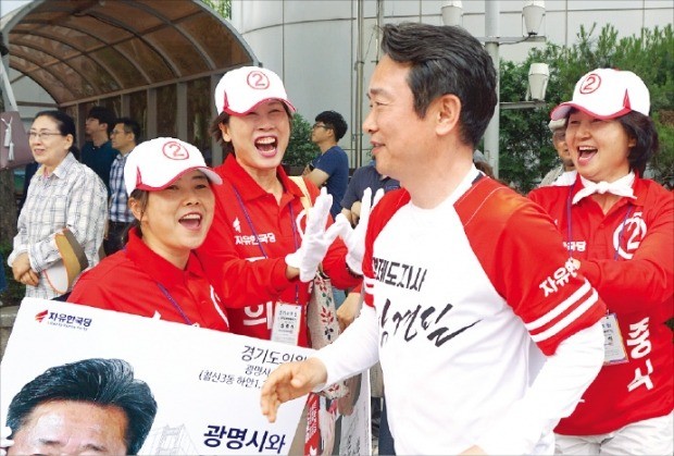 남경필 자유한국당 경기지사 후보가 4일 광명 철산역 삼거리에서 선거운동원들과 당원·지지자의 박수를 받으며 단상으로 향하고 있다. /박종필 기자 