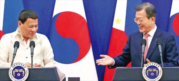문재인 대통령이 4일 로드리고 두테르테 필리핀 대통령과 청와대에서 정상회담을 한 뒤 공동언론 발표를 하고 있다. /허문찬 기자 sweat@hankyung.com