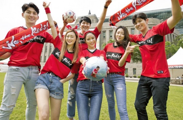 KT는 월드컵 기간 동안 서울 광화문에서 거리 응원을 지원한다. 지난 1일 한국 대 보스니아의 축구 국가대표 평가전에서 KT 모델들이 서울광장 거리 응원 행사를 홍보하고 있다. KT 제공 