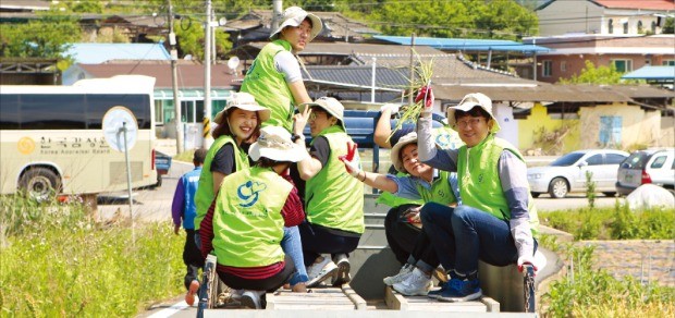 [Cover Story - 한국감정원] 소외계층 주택 개·보수 지원하고, 지역 우수농산물 판로개척도