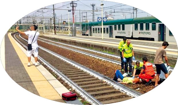 열차 사고 현장에서 영혼을 버린 '인증샷'… 이런 셀카는 안돼요~