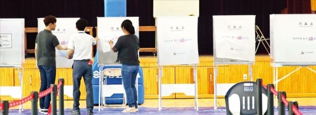 6·13 지방선거 사전투표를 하루 앞둔 7일, 대전 유성구청 직원들이 어은중학교에 마련된 투표소에서 기표소를 점검하고 있다. /연합뉴스 