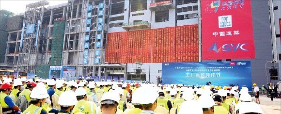 중국 디스플레이업체 CSOT는 지난해 11월 중국 선전에서 10.5세대 LCD 공장 일부 시설의 상량식을 열었다. /CSOT 제공 