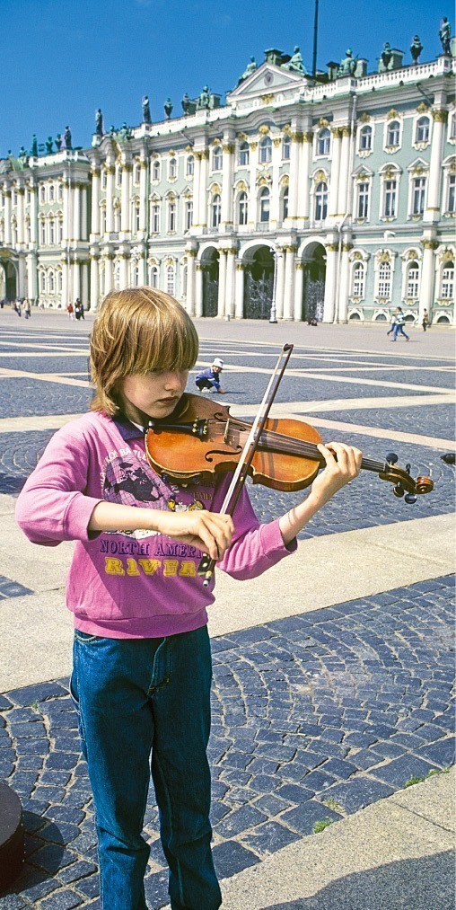 예르미타시 박물관 앞에서 바이올린을 연주하는 소년
 