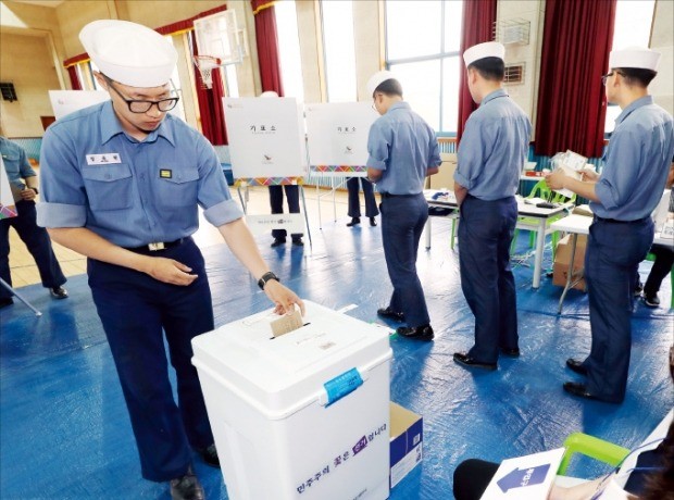 < 투표하는 해군들 > 6·13 지방선거 사전투표 첫날인 8일 인천 항동 인천연안초교에 마련된 투표소에서 인천해역방어사령부 소속 해군들이 투표하고 있다. /연합뉴스 