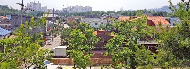 왼쪽으로 아파트 단지가, 오른쪽으로는 산이 보이는 강동구 암사동 서원마을 전경. 김형규 기자