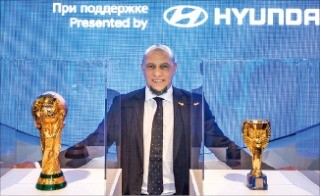 국제축구연맹(FIFA) 홍보대사인 호베르투 카를루스가 지난 8일 러시아의 현대 모터스튜디오 모스크바에서 열린 기념 전시회에서 월드컵 트로피를 소개하고 있다. /현대차 제공 