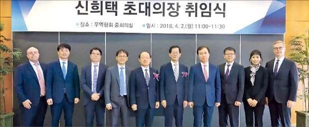 지난 4월2일 취임한 신희택 KCAB인터내셔널 초대 의장(왼쪽 다섯 번째). 