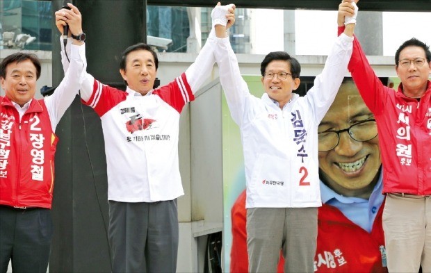 김성태 자유한국당 원내대표(왼쪽 두 번째)가 12일 서울 강남역 거리유세에서 김문수 서울시장 후보(세 번째) 등과 함께 지지를 호소하고 있다. /연합뉴스 