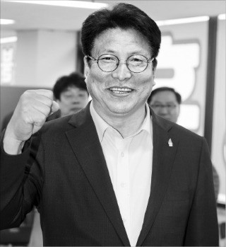 < 인천 도성훈 >도성훈 인천교육감 후보가 인천 남구 선거사무실에서 출구조사 결과를 본 뒤 주먹을 쥐며 웃고 있다. /연합뉴스 