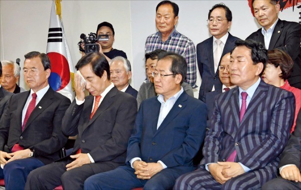 < 침통 > 자유한국당 지도부가 13일 저녁 방송 3사의 출구조사 결과가 발표되자 실망과 당혹감을 감추지 못하고 있다. 왼쪽부터 홍문표 사무총장, 김성태 원내대표, 홍준표 대표. /김범준 기자 bjk07@hankyung.com