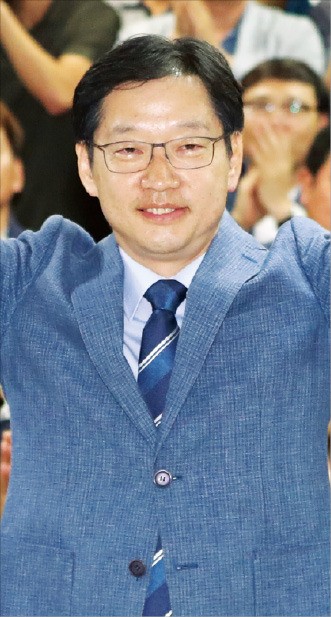 더불어민주당 김경수 경남도지사 후보가 당선이 유력해지자 기뻐하고 있다.  /연합뉴스 