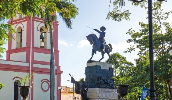 카마구에이의 상징인 아그라몬테 공원과 동상. 