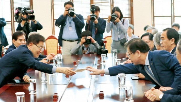 < 어떤 내용 담겼을까 > 서훈 국가정보원장(오른쪽)이 15일 청와대 여민관에서 남북정상회담 이행추진위원회 전체회의를 시작하기 전에 정의용 국가안보실장에게 자료가 담긴 CD를 건네고 있다. /허문찬 기자 sweat@hankyung.com 