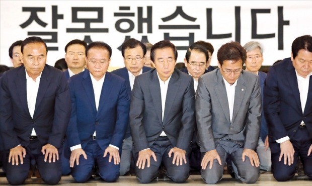 < 무릎 꿇은 한국당 > 김성태 자유한국당 비상대책위원장(앞줄 가운데)을 비롯한 한국당 의원들이 15일 국회에서 비상의원총회를 마친 뒤 로텐더홀 바닥에 무릎을 꿇고 “저희가 잘못했습니다”라고 대국민 사죄를 하고 있다. 앞줄 왼쪽부터 박덕흠 의원, 윤재옥 원내수석부대표, 김 비대위원장, 함진규 정책위원회 의장, 정양석 의원. /연합뉴스 