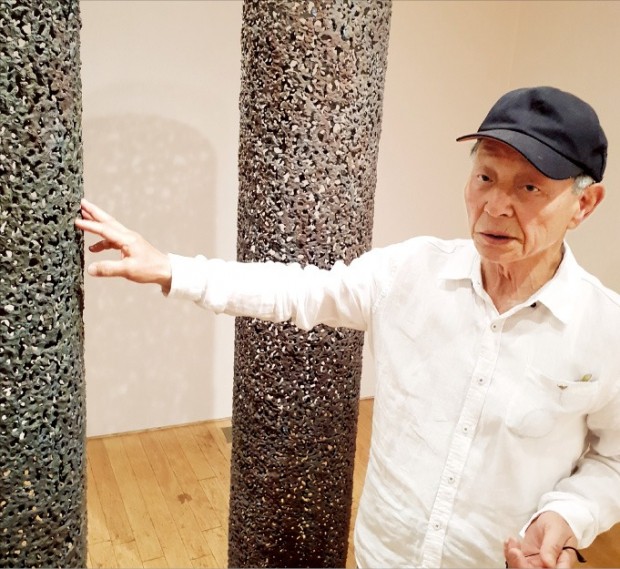 조각가 박석원 씨가 개인전이 열리는 서울 관훈동 노화랑에서 자신의 작품을 설명하고 있다. 