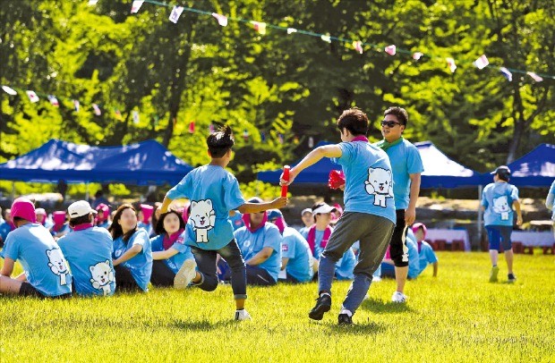 JT친애저축은행을 운영하는 J트러스트그룹은 지역 아동들의 신체 및 정서 발달을 위해 2014년부터 매년 운동회를 열고 있다. 지난 봄 열린 운동회에서 직원들이 아이들과 함께 경기를 하고 있다. JT친애저축은행 제공