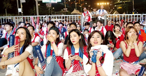 2018 러시아월드컵에 출전한 대한민국 축구대표팀과 스웨덴의 경기가 열린 18일 서울 강남구 영동대로에서 축구팬들이 한국팀의 공격이 실패하자 안타까워하고 있다. 연합뉴스 