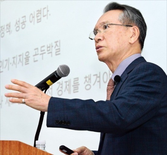 김형오 전 국회의장이 19일 서강대에서 열린 ‘대한민국의 보수, 어떤 내용으로 어떻게 살릴 것인가’를 주제로 한 강연에서 보수정당의 혁신 필요성을 강조하고 있다. /김영우 기자 youngwoo@hankyung.com 