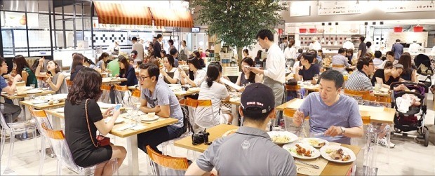 현대백화점 판교점의 이탈리 매장에서 소비자들이 즉석에서 요리한 이탈리아 음식을 즐기고 있다. /현대백화점 제공 