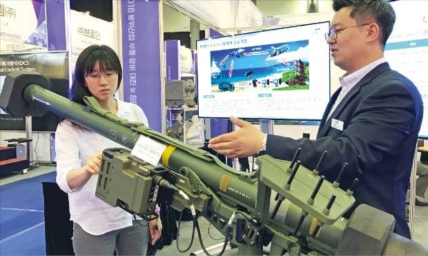 LIG넥스원 직원이 19일 대전컨벤션센터에서 최신형 피아식별장비 모드-5를 장착한 방공유도무기 ‘신궁’에 대해 설명하고 있다.