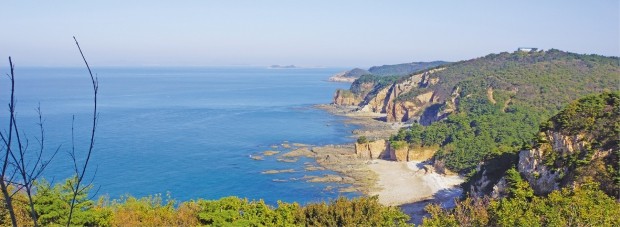 연평도 조기박물관 앞 절벽, 일명 나바론의 언덕이라 불린다. 작은 사진은 어선들이 가득한 1960년대 조기 파시.
 