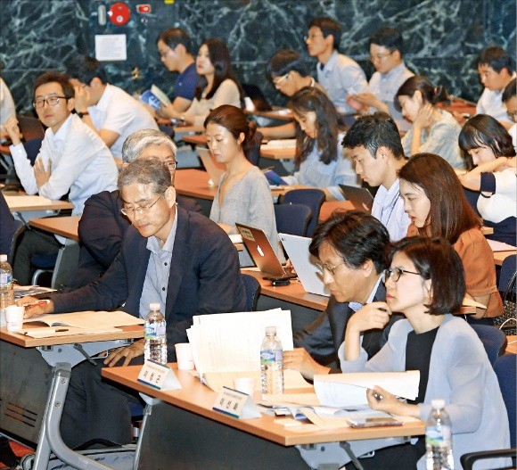 대통령 직속 재정개혁특별위원회가 22일 서울 여의도 중소기업회관에서 연 ‘바람직한 부동산 세제 개혁방안’ 토론회에서 참석자들이 최병호 특위 조세소위 위원장(부산대 교수)의 주제발표를 듣고 있다.  /강은구 기자 egkang@hankyung.com 