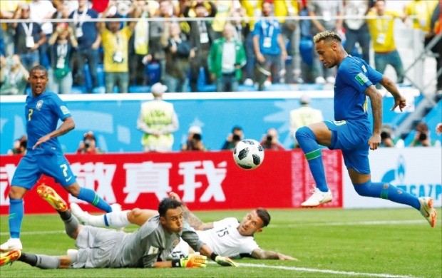 < 네이마르, 드디어 터졌다 > ‘삼바 축구’ 브라질이 22일(한국시간) 러시아 상트페테르부르크 스타디움에서 열린 러시아월드컵 조별리그 E조 2차전에서 후반 추가시간에 두 골을 터뜨리며 코스타리카를 2-0으로 물리쳤다. 브라질 공격수 네이마르(오른쪽)가 두 번째 골을 넣고 있다. /로이터연합뉴스 