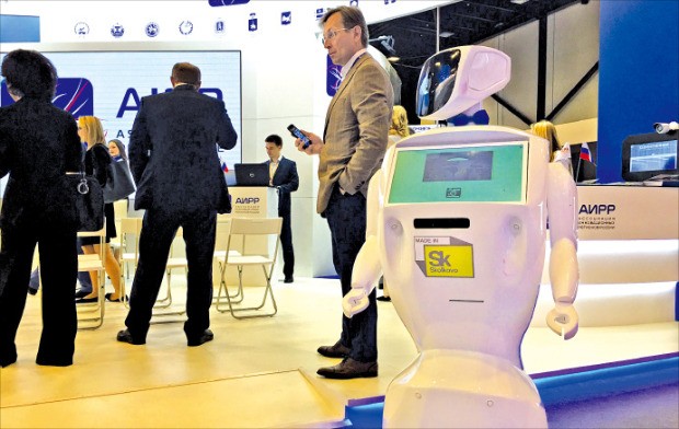 2016년 러시아 상트페테르부르크에서 열린 국제경제포럼(IEF) 행사장에서 러시아 로봇 회사 프로모봇이 개발한 안내 로봇이 행사 참석자를 맞고 있다.  /스콜코보재단 제공 