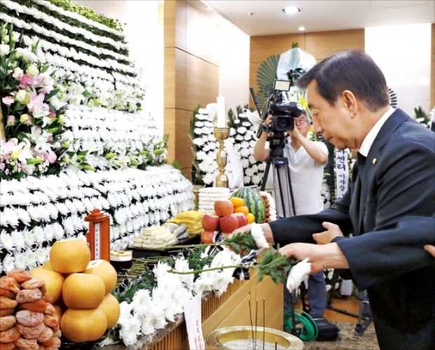 김성태 자유한국당 대표권한대행이 지난 23일 서울아산병원 장례식장에 마련된 김종필 전 국무총리 빈소를 찾아 조문하고 있다. /연합뉴스